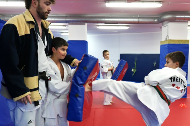 Hansu Taekwondo i Jiu Jitsu Arts Marcials para niños Mollet